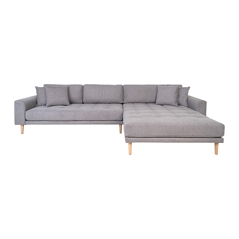 Kampinė sofa Lido, dešininė, keturios pagalvėlės, medinės kojelės (šviesiai pilka)