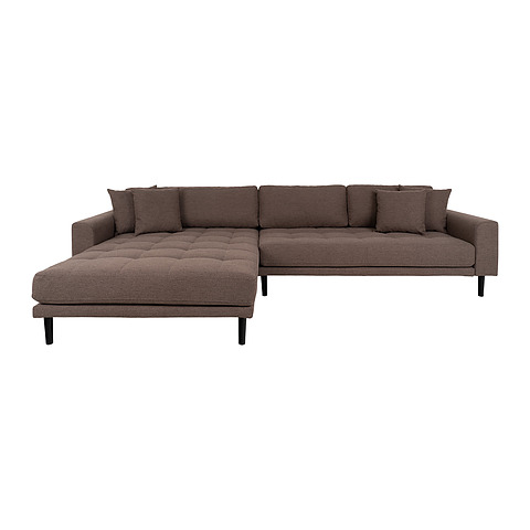 Kampinė sofa Lido, kairinė, keturios pagalvėlės, juodos spalvos medinės kojelės (ruda)